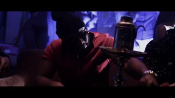 Polo rojo Lacoste de Gradur en su clip Balti