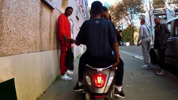 Les baskets Nike Huarache blanches dans le clip Afro Trap Pt. 3 (Champions League) de MHD