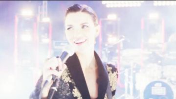 Le blazer baroque noir et or 7 FOR ALL MANKIND de Cala­mity (Ruby Rose) dans Pitch Per­fect 3