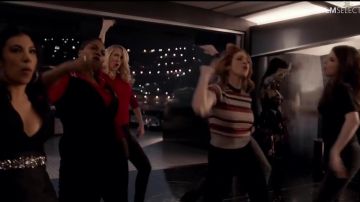 Coat red Michael Kors Cynthia Rose (Ester Dean) in Pitch Perfect 3
