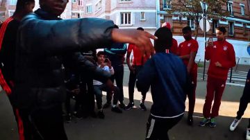 Les sneakers Nike Air Huarache dans le clip Afro Trap Pt. 3 (Champions League) de MHD