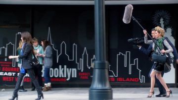 Les chaussures à talons Blue by Betsey Johnson de Gail (Elizabeth Banks) dans Pitch Perfect 3