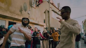 Polo Lacoste a rayas de Gradur en su clip Illegal