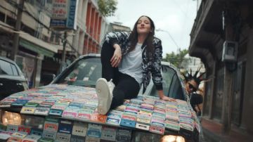 Zapatillas Nike Air Force 1 White de Jain en su video musical Dynabeat