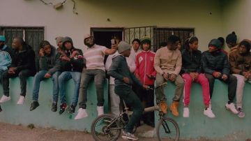 Zapatos negros Adidas Stan Smith en el video musical Illegal de Gradur