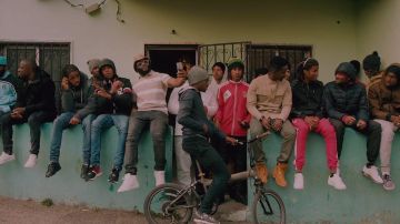 Zapatos blancos Adidas Stan Smith en el video musical illegal de Gradur