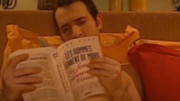 Le livre "Les Hommes Viennent de Mars les Femme Viennent de Venus " que lit Jean Dujardin dans la série Un gars, une fille S02E05