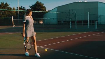 Les sneakers Puma Basket Heart White dans le clip Elle a de DTF