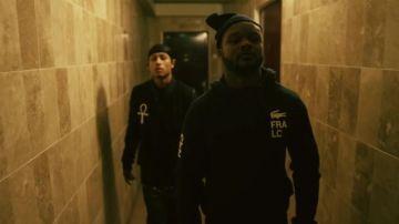 La gorra lacoste negra en el clip Le coup du patron de Dosseh