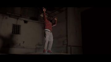 La ceinture Versace de Gradur dans le clip Voyous de Lacrim