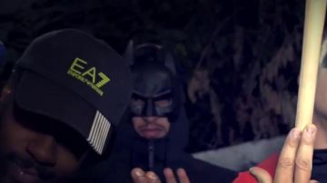 La gorra negra y neón de Emporio Armani EA7 en el clip de Jul's In the Car to Batman