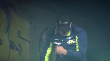 The jacket VR 46 Yamaha in the clip In the car at Batman Jul