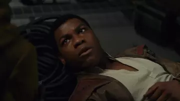 La chemise col mao de Finn (John Boyega) dans Star Wars, épisode VIII : Les Derniers Jedi