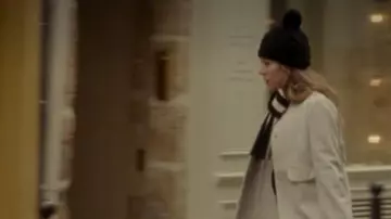 La gorra negra de Nathalie (Mathilde Seigner) en la película Trésor