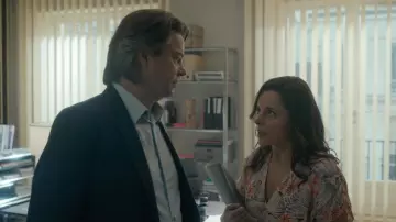 The print dress Noémie Leclerc (Laure Calamy) in Ten percent S02E06