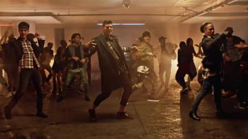 Les boots timberland jaunes dans le clip Para Enamorarte de CNCO