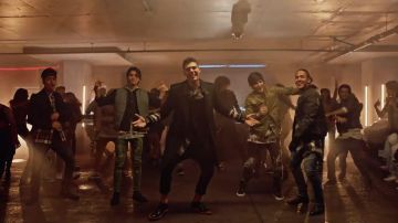 El chuck rojo inverso en el clip Para Enamorarte de CNCO
