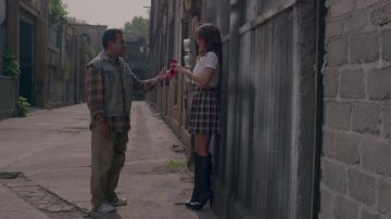 The adidas COURTVANTAGE in the clip Princesa de Rio Roma