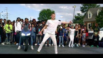 La conversa ascendente púrpura en el clip Rolex de Ayo & Teo