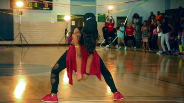 El par de New Balance en rojo completo en el video musical watch me (Whip / Nae Nae) de silentó