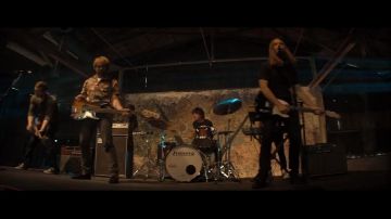 El par de Converse grises en el videoclip Animals of Maroon 5