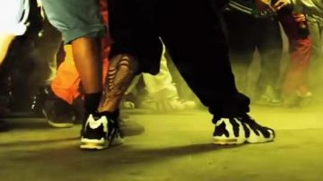 The pair of Nike Air Max DT Black in the clip Look at me now Chris Brown
