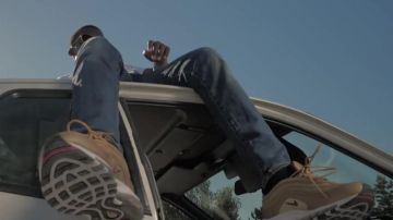 El par de Nike Air Max 97 de oro en el clip Bionic de Laylow