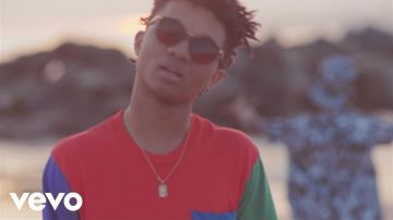 Le t-shirt multicolore de Rae Sremmurd dans son clip No type