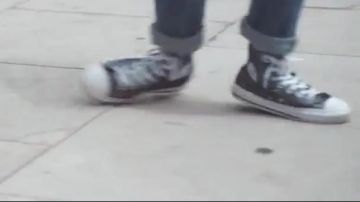 The sneakers Converse all star Chuck Taylor in the clip, More mess, the Kungs