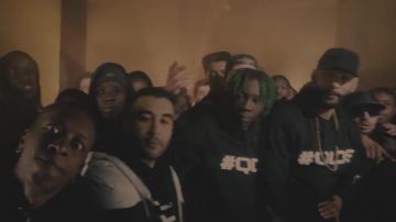La gorra lacoste gris en el clip QDS de La Fouine
