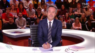 La corbata Cinabre de Yann Barthès en el espectáculo del 25 de septiembre de 2017