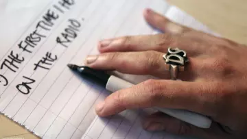 The ring / the ring Drive Shaft, Charlie Pace (Dominic Monaghan) in Lost S01E01