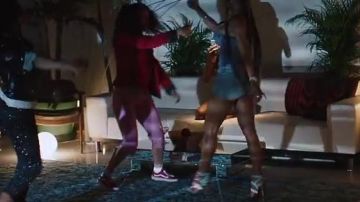 The Vans shoes Old Skool low in the clip Run up Major Lazer feat Nicki Minaj