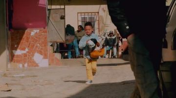 Shoes Converse of a child in the clip it Illegal to Gradur