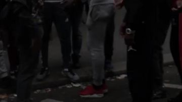 Les chaussures Puma Tri­no­mic rouges et blanches de MHD dans son clip Afro Trap part.2 (Kalala Bomaye)