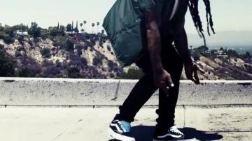 The pair of Vans Old Skool in the clip I Know How It Feel to Ace Hood