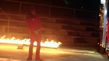 Les boots Timberland rouges portées par Arcangel dans le clip Tu No Vive Asi avec Bad Bunny, Mambo Kingz & DJ Luian