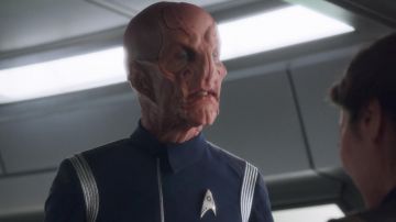 The badge of scientific Starfleet of Saru (Doug Jones) in Star Trek : Discovery