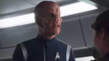 The badge of scientific Starfleet of Saru (Doug Jones) in Star Trek : Discovery