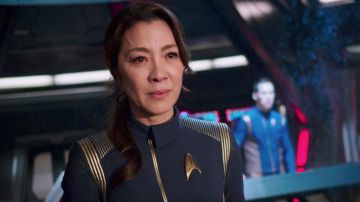 The officer uniform Starfleet of Georgiou, Captain of the USS Shenzhou (Michelle Yeoh) in Star Trek : Discovery S01E02