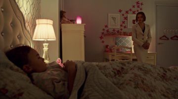 Les authentiques top noir et bracelet portés par Rachel Duncan (Tatiana Maslany) dans Orphan Black S02E09