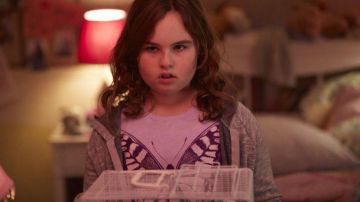 The authentic t-shirt pink "butterfly" Kira (Skyler Wexler) in Orphan Black S05E03