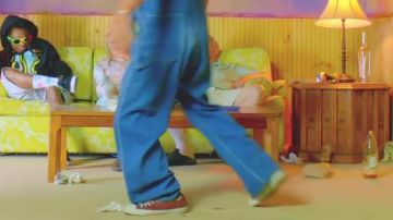 The sneakers Converse All Star low red in the clip Senile by Young Money