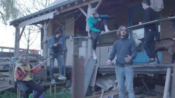 The sneakers Vans Old Skool, in the clip Remi Columbine