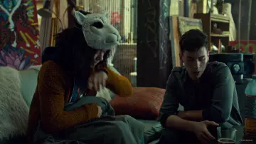 The authentic mask of sheep of Mr. K. (Tatiana Maslany) in Orphan Black S05E02