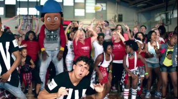 The pair of Converse All Star blue in the clip Watch Me (Whip / Nae Nae) Silentó