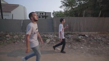 The gray t-shirt Visionary in the clip Then of Bigflo & Oli