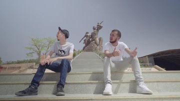 The sneakers Nike Free Run 2 in the clip Then of Bigflo & Oli