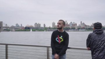 Sweatshirt black Visionary in the clip Then of Bigflo & Oli