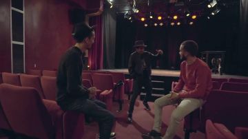 El jersey rojo de Lacoste en el clip Person de Bigflo & Oli
